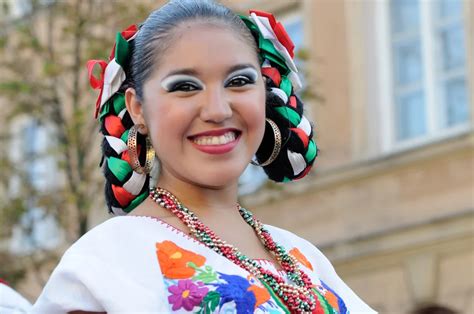 15 Trendy Mexican Braids Hairstyles: Cool Traditional Latina。